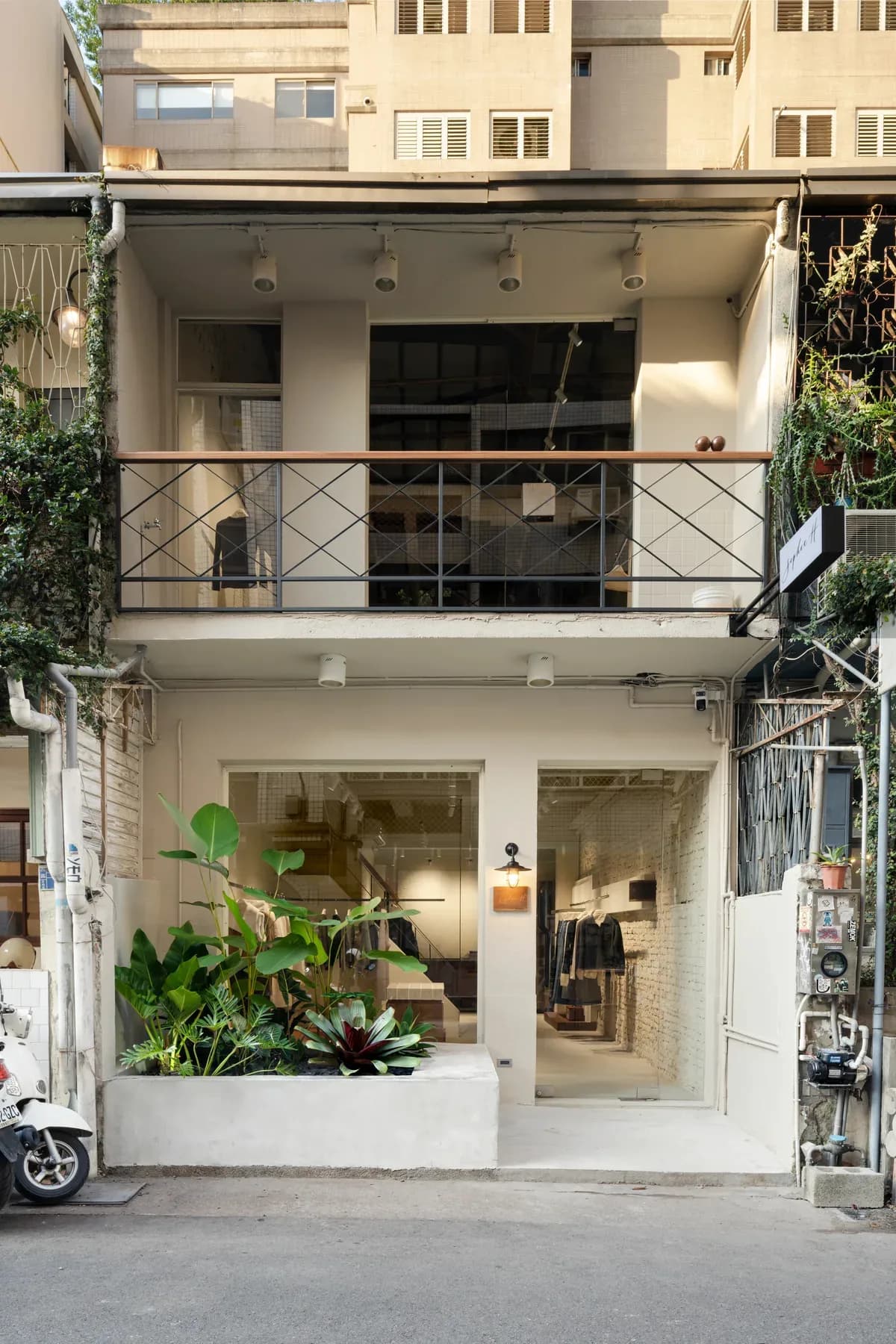 绿植环绕的双层工作室外立面